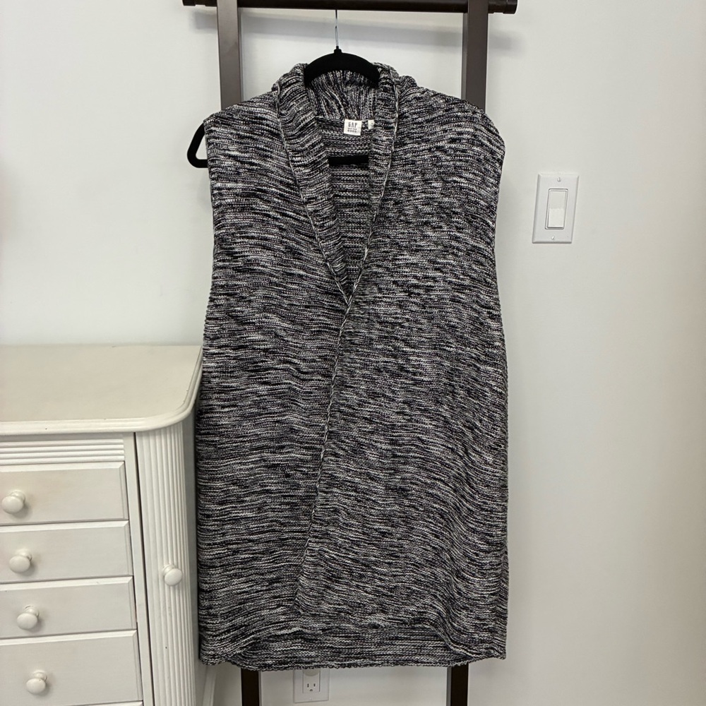 GAP Black and White Knit vest cardigan. Size XL 100% cotton. EUC